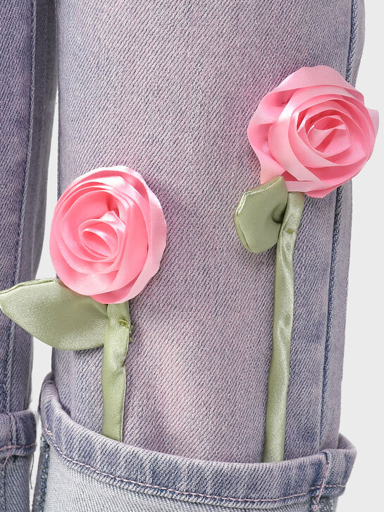 Джинсы с аппликациями &quot;розы&quot; Monnalisa | Фото 3