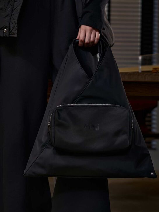 Сумка с накладным карманом, черная MM6 | Фото 2