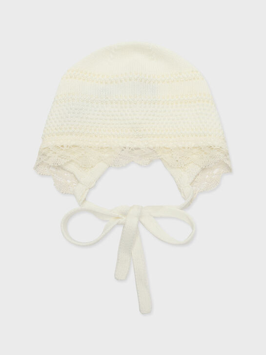 Чепчик вязаный с кружевной отделкой Paz Rodriguez | Фото 1