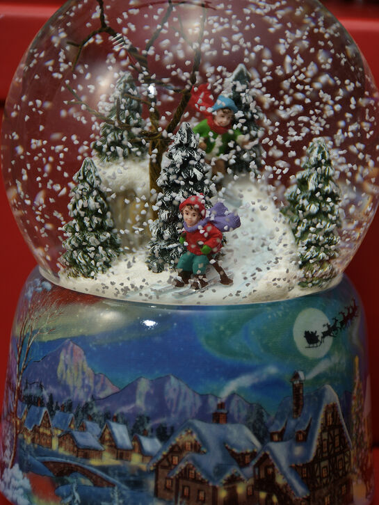 Снежный шар &quot;Дети катаются с горки в лесу&quot; Musicboxworld | Фото 4