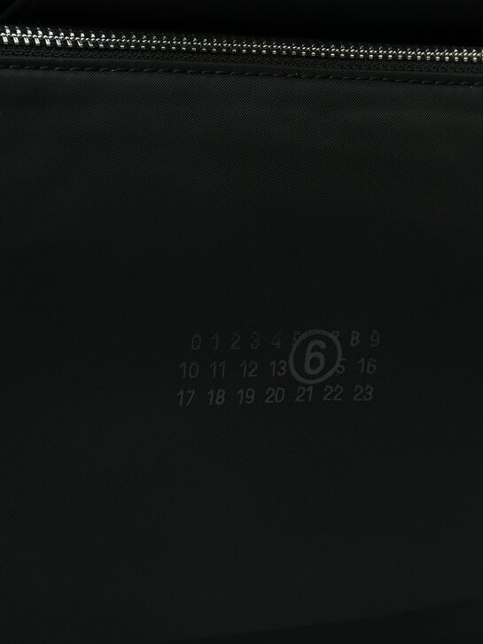 Сумка с накладным карманом, черная MM6 | Фото 7