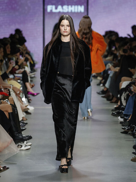 Пальто из эко-меха, черное Flashin | Фото 2