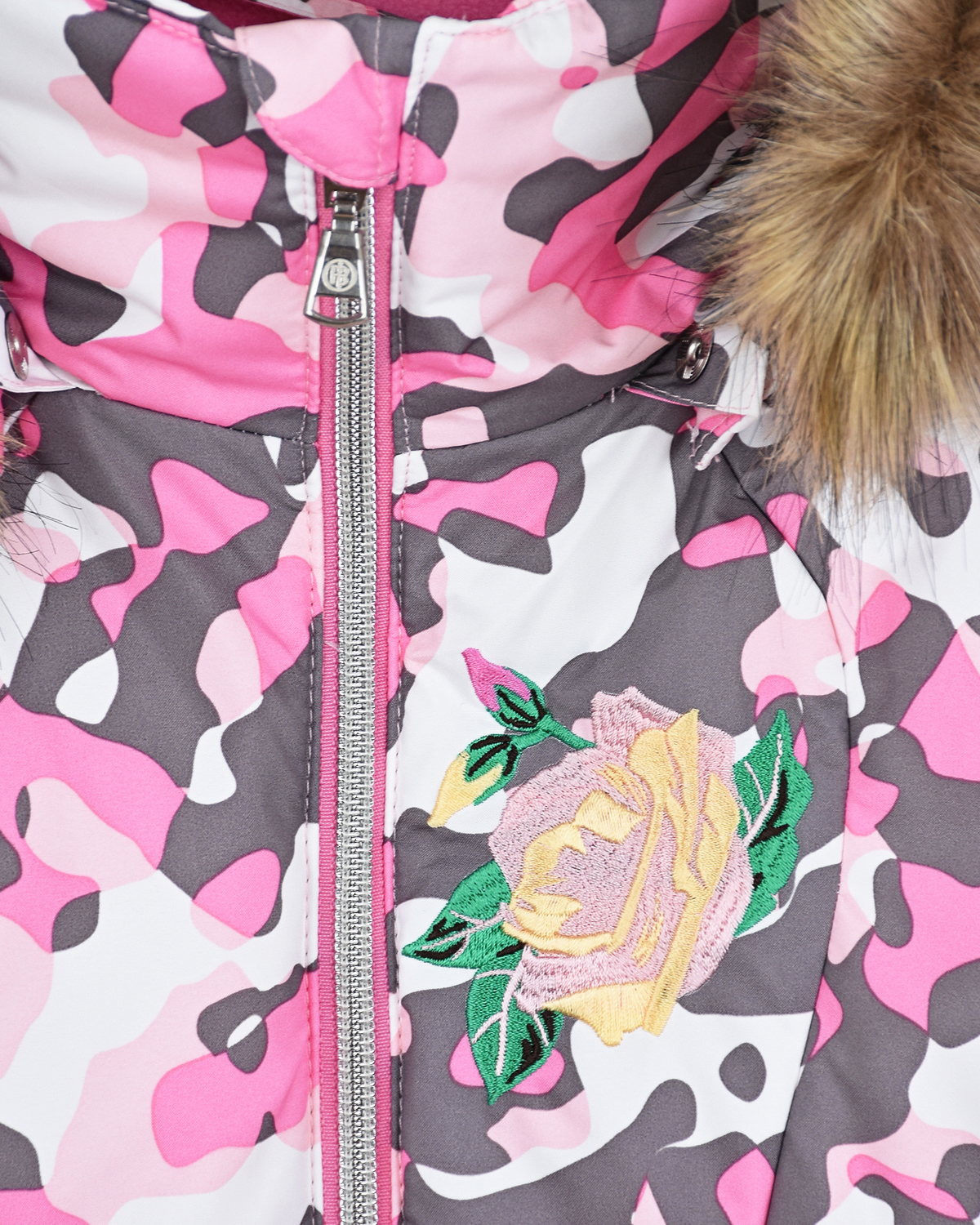 Розовая камуфляжная куртка с отделкой из эко-меха Poivre Blanc детская - фото 3