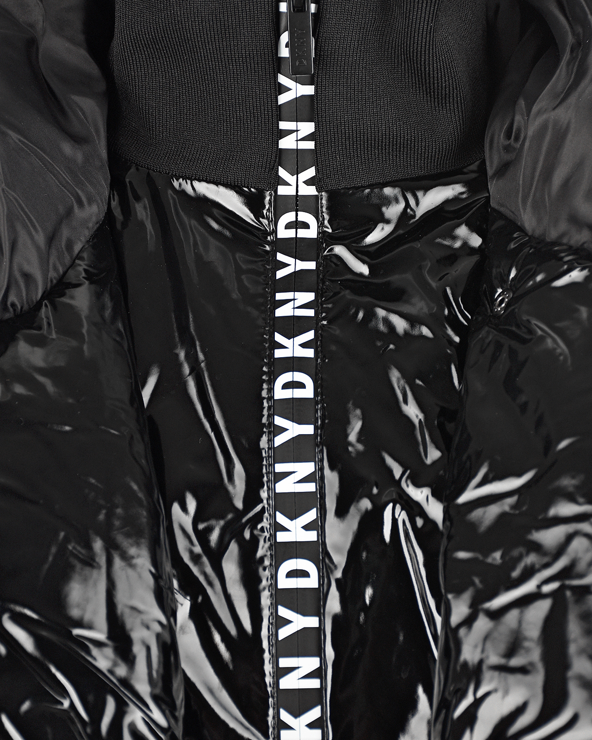 Черная куртка с глянцевым эффектом DKNY детская, размер 176, цвет черный - фото 4