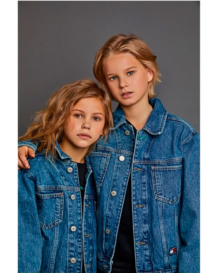 Голубая джинсовая куртка с цветными вставками Tommy Hilfiger детская - фото 2