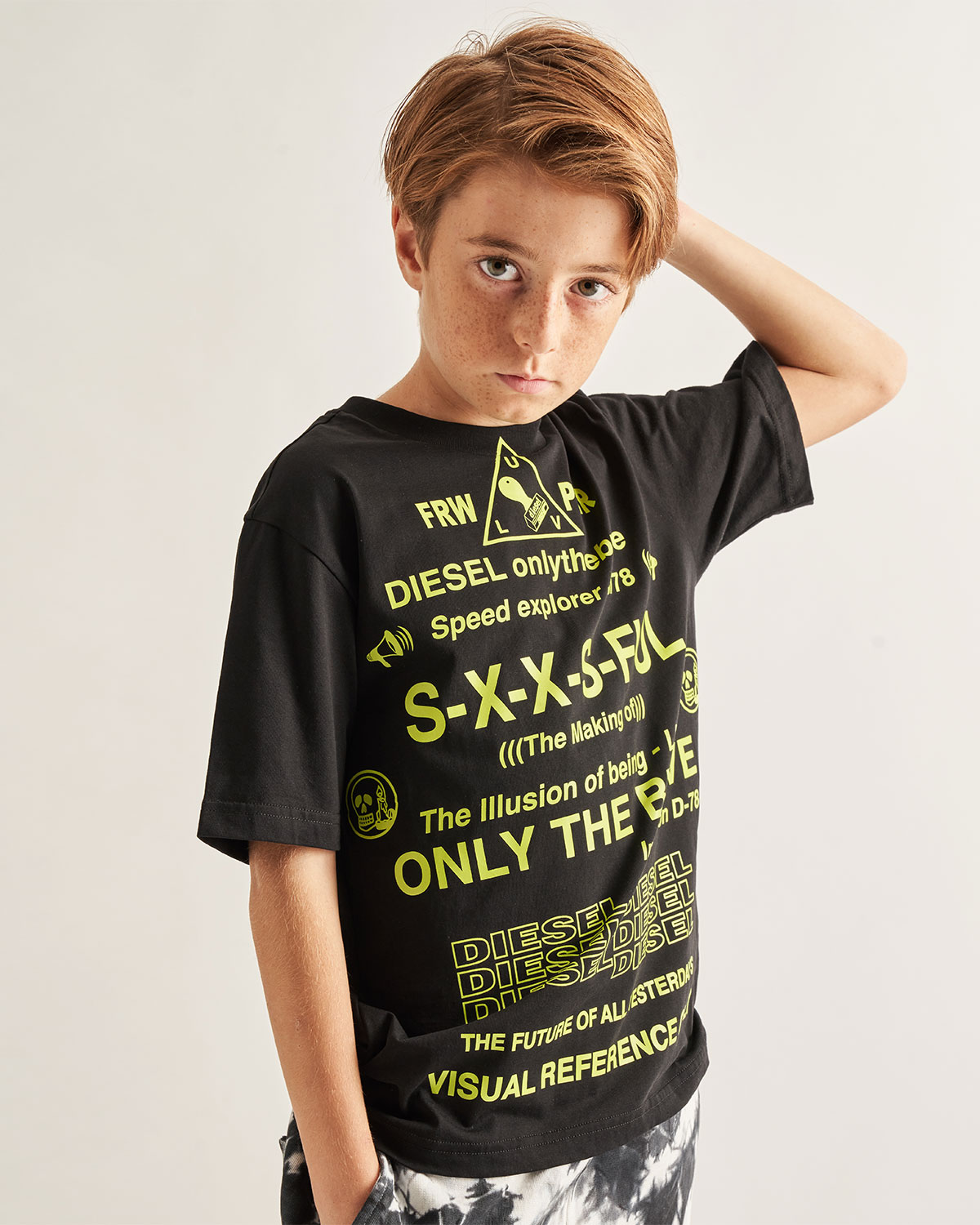 Черная футболка с салатовым принтом Diesel детская, размер 140, цвет черный - фото 2