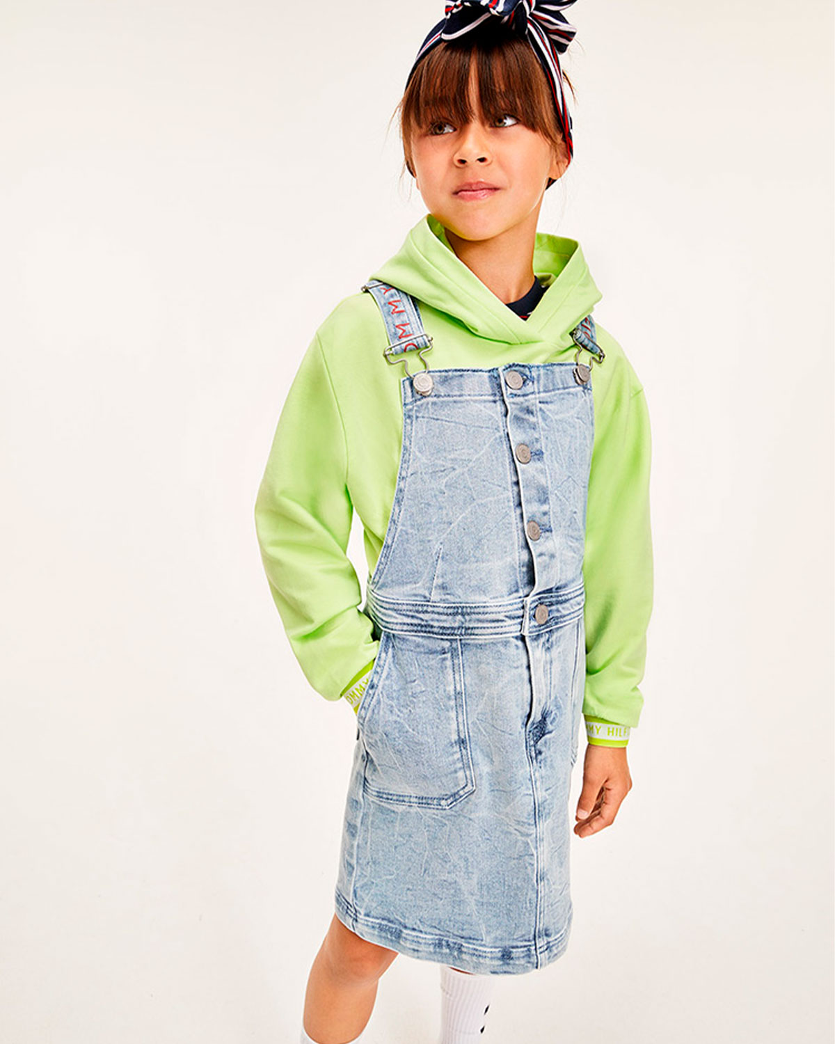 Голубой джинсовый сарафан Tommy Hilfiger детский, размер 140 - фото 2
