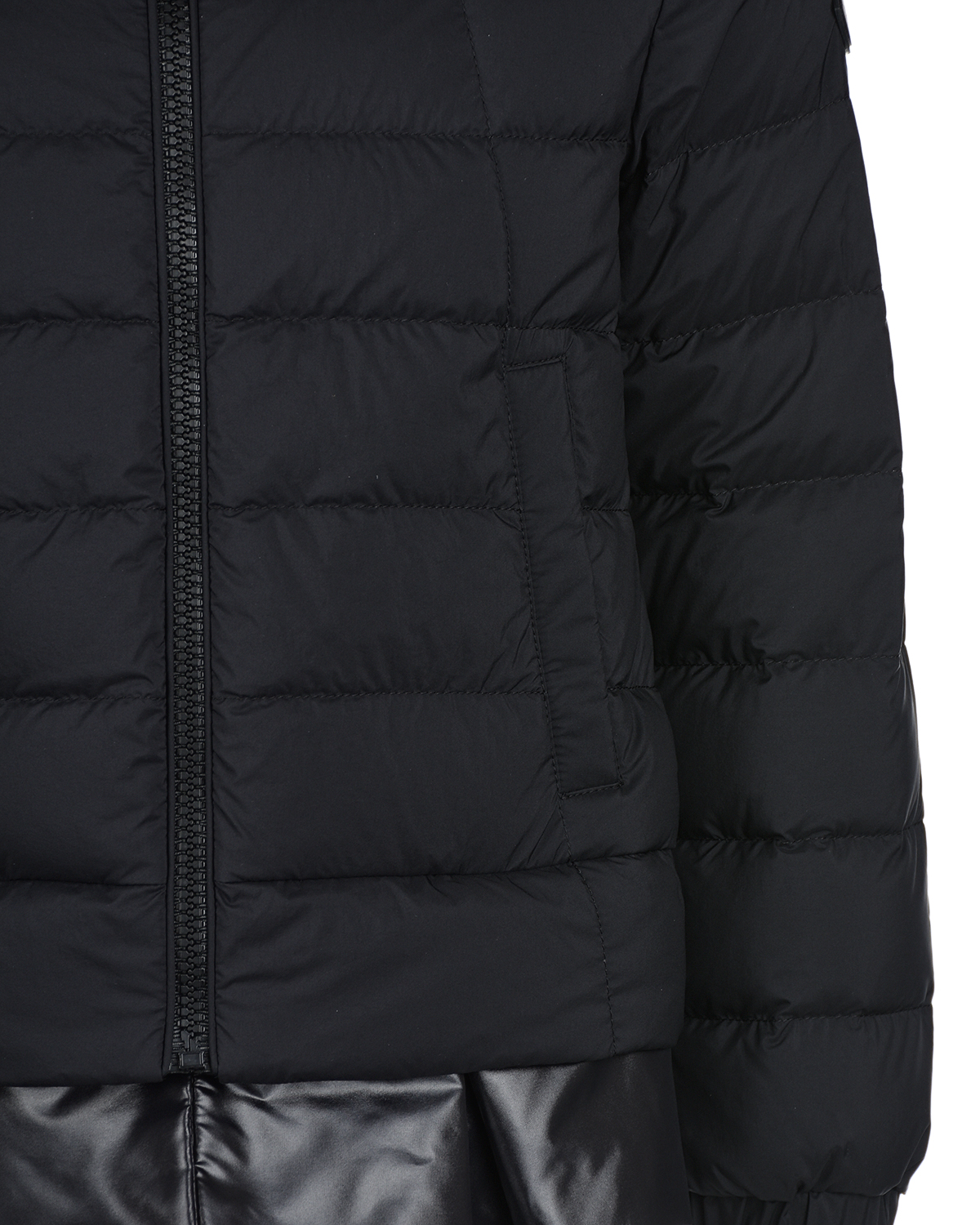 Черная куртка с глянцевой рюшей Moncler детская, размер 128, цвет черный - фото 4