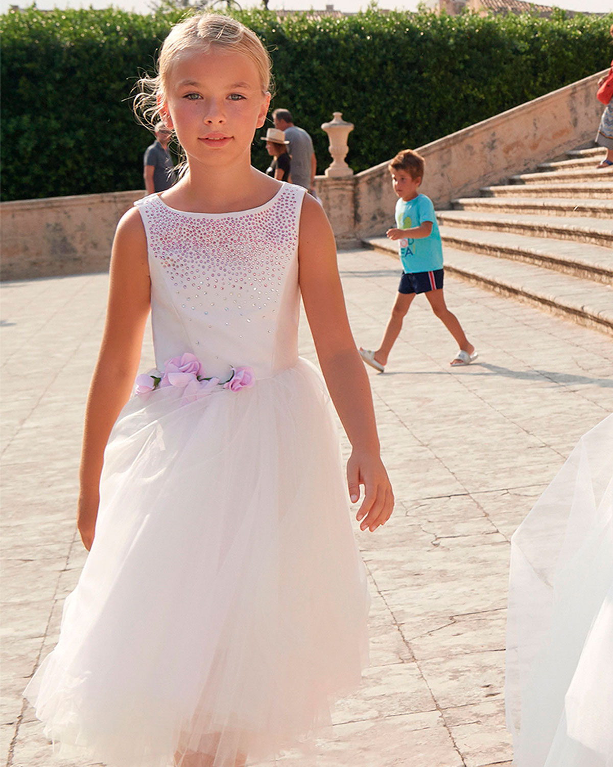 Кремовое платье с розовыми стразами Monnalisa детское - фото 2