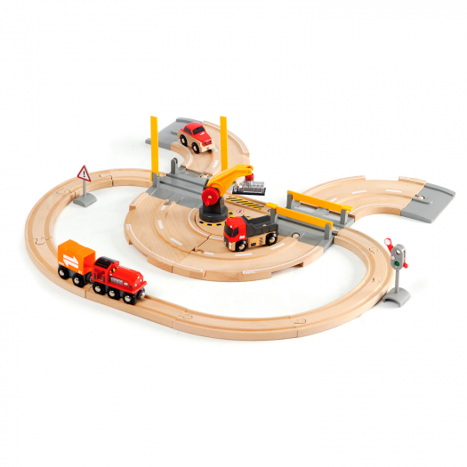 Игровой набор. &quot;Железная дорога с автодорогой, переездом и краном&quot; 26 элементов BRIO | Фото 1