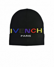 Черная шапка с разноцветным логотипом