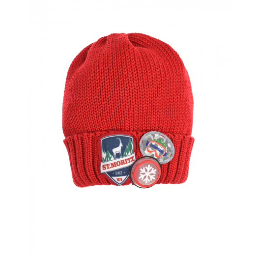 Красная шапка с нашивками и значками Regina | Фото 1