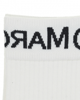 Высокие белые носки с черным лого MM6 Maison Margiela Белый, арт. M60154 MM045 M6100 | Фото 2
