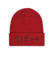 Красная шапка с надписью "Kiss"