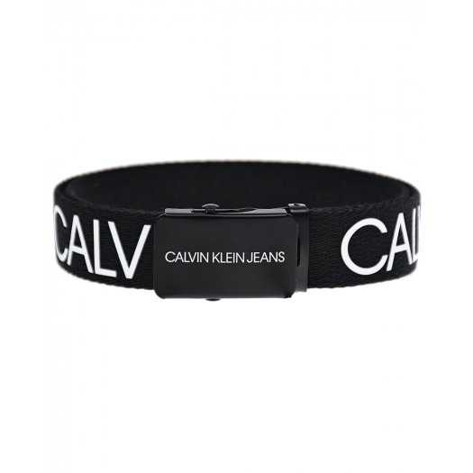 Черный ремень с белым логотипом Calvin Klein | Фото 1